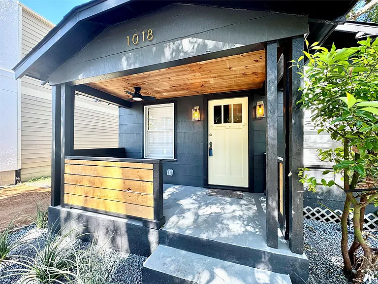 1018 Dunbar St — Photo 4