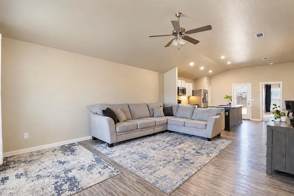 3 bed, 2.0 bath, 1450 sqft, $2,500 — Photo 2