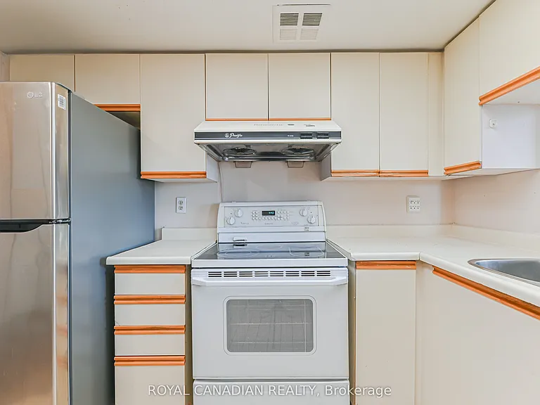 88 Alton Towers Cir #703 — Photo 19