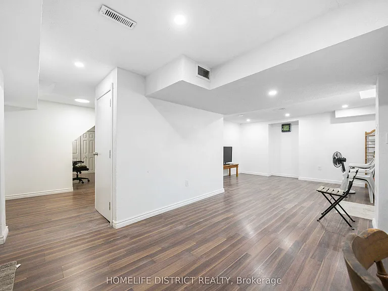 579 Sheppard Ave — Photo 5