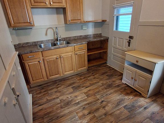 5th image of 713 Washington St