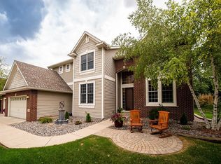 10694 Hawthorn Trl, Woodbury, MN 55129