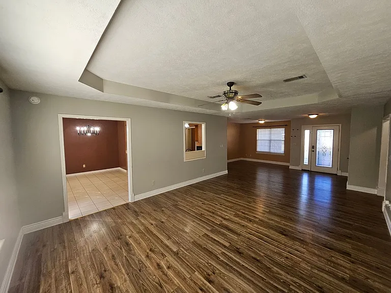2018 Hickory Dr — Photo 4
