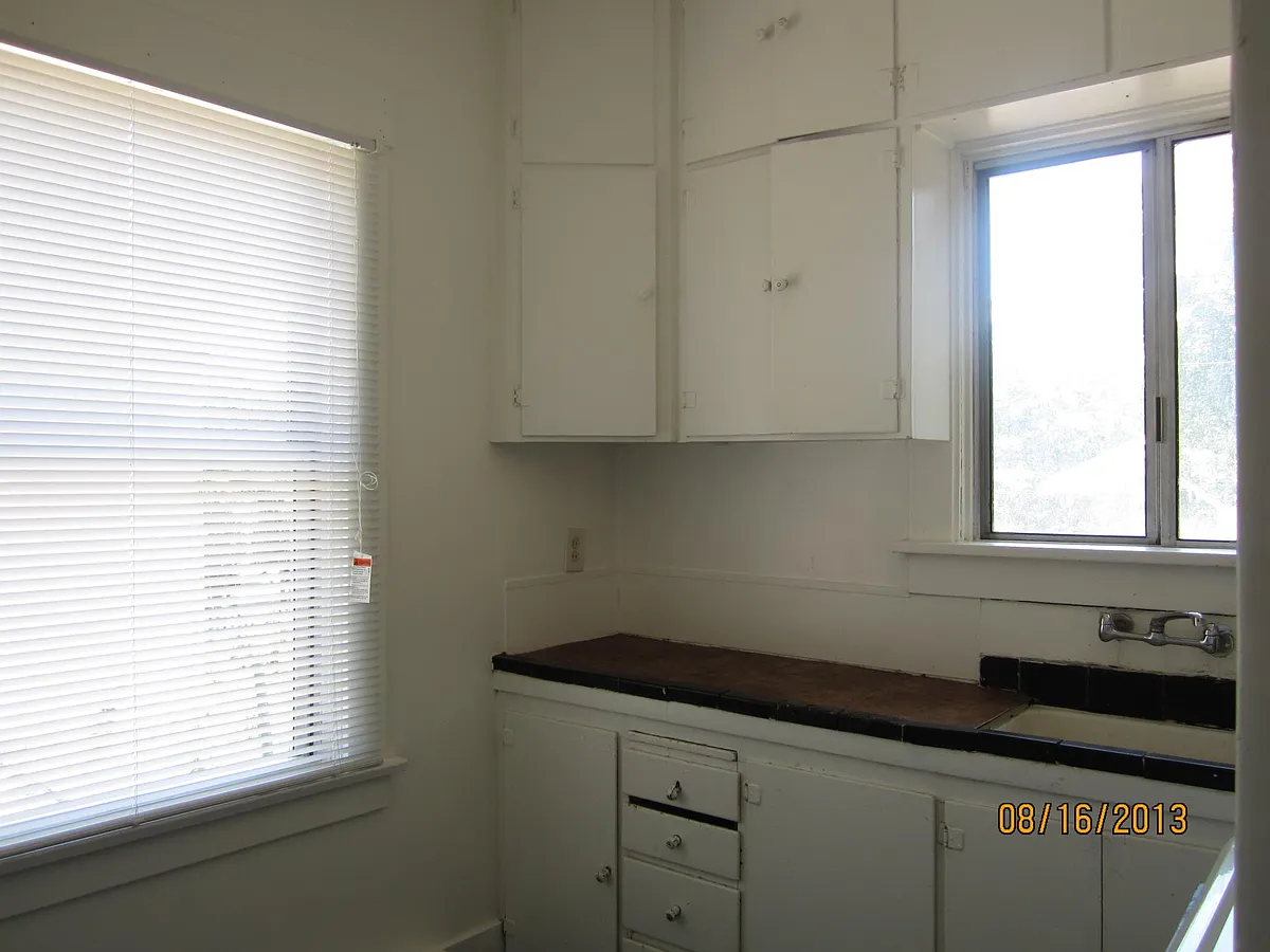 Building Photo - 310 6th St #2