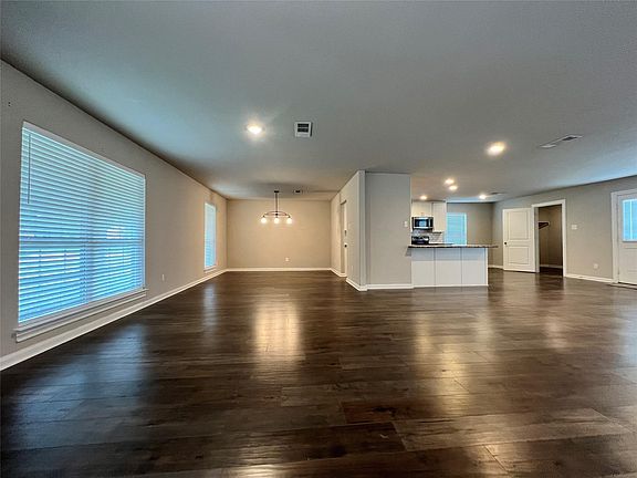 4th image of 203 Acorn Tree Ct