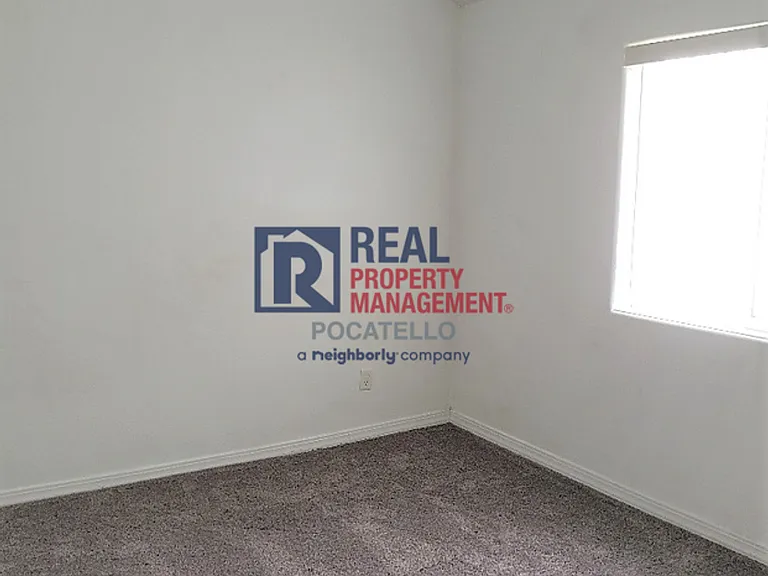 925 Roper St — Photo 4