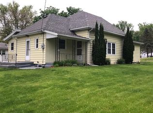 921 E Washington St, Center Point, IA 52213