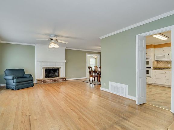 4th image of 817 Merriwether Dr