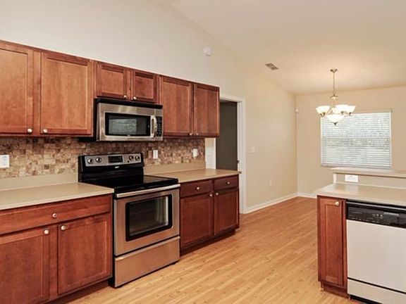 5th image of 925 Princeton Manor Ln