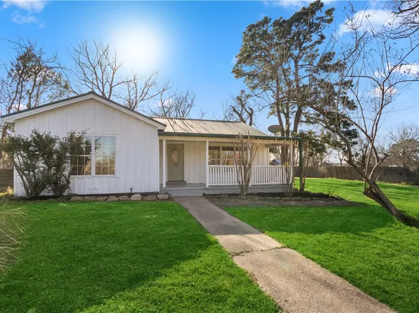 704 N Glass St, Franklin, TX 77856