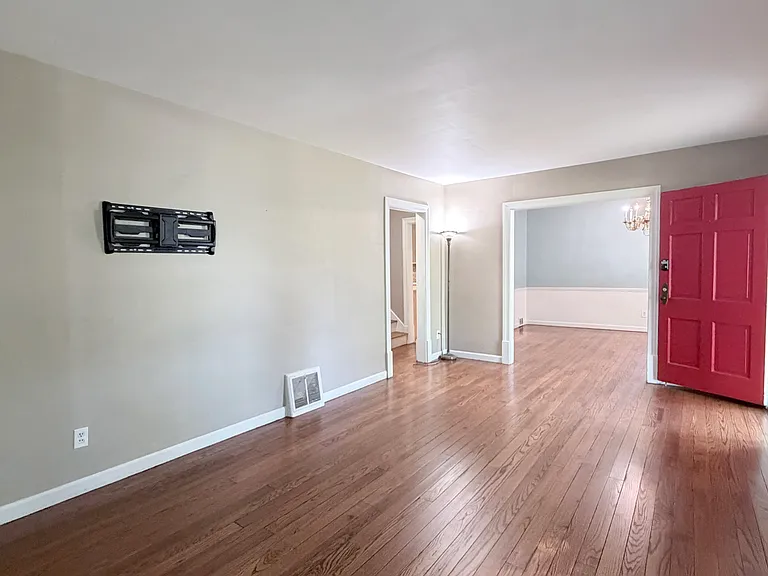 555 S Ruston Ave — Photo 4