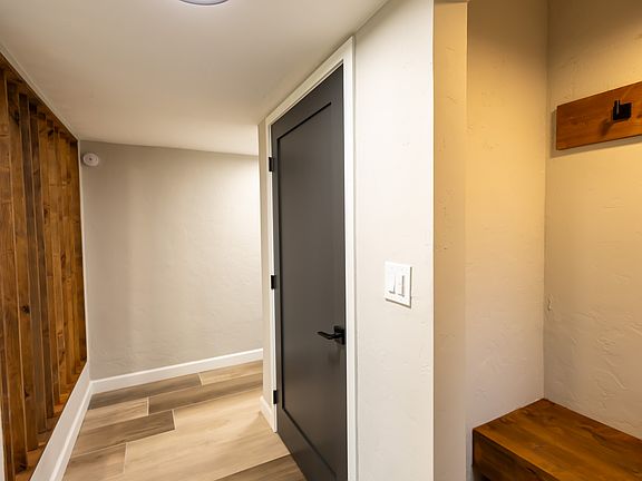 Entry area with drop space