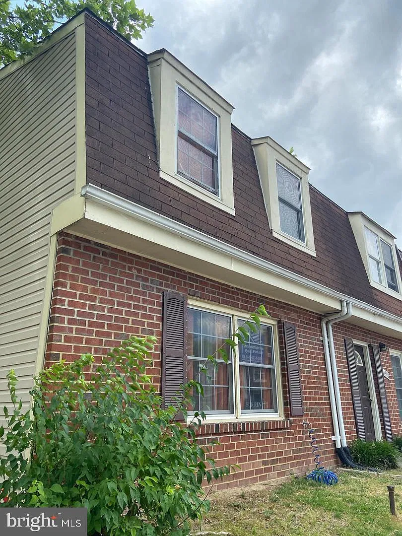 Warfield Condominium — Photo 1