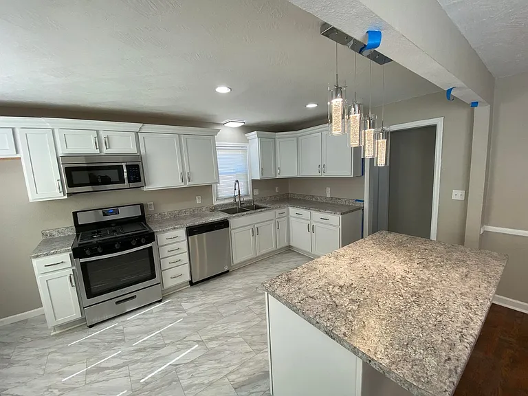 1737 E Elm St — Photo 4