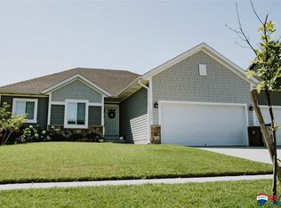 8341 Emery Ln, Lincoln, NE 68516