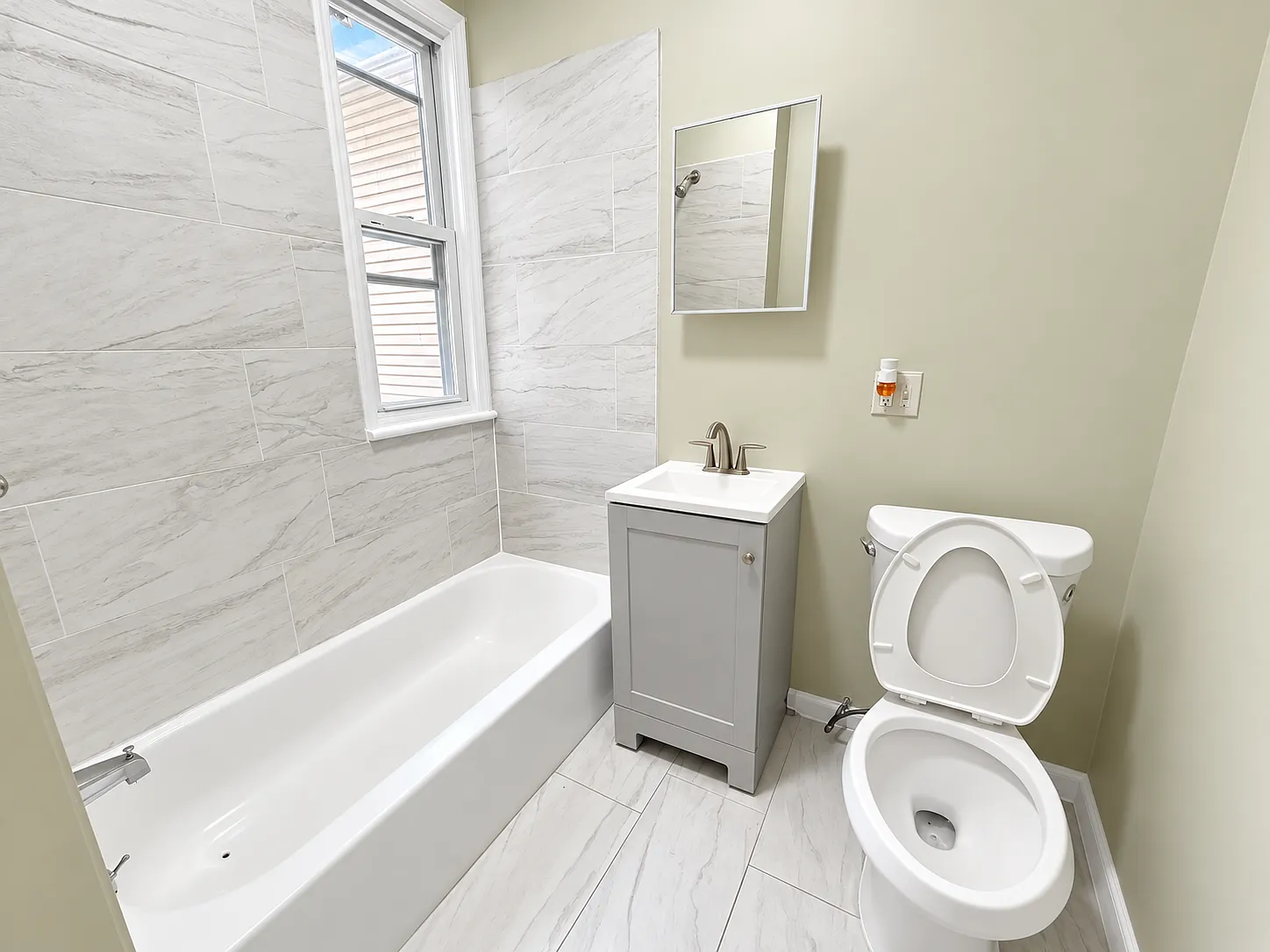 4 bed, 1.5 bath, 1350 sqft, $2,295 — Photo 2