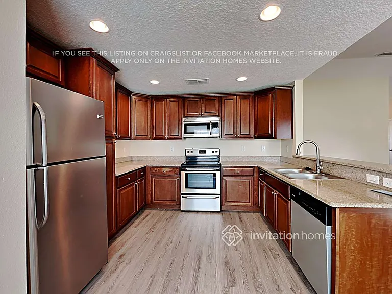 462 NW Riverside Dr — Photo 5