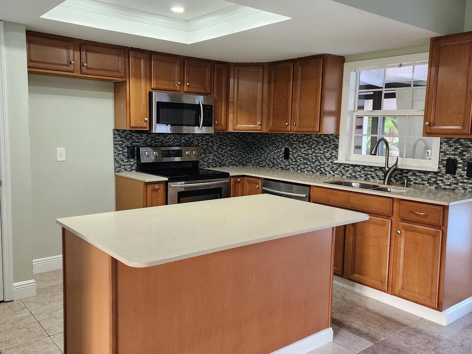 3 bed, 1088 sqft, $2,250 — Photo 3