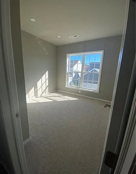 1439 Hastings Cres — Photo 8