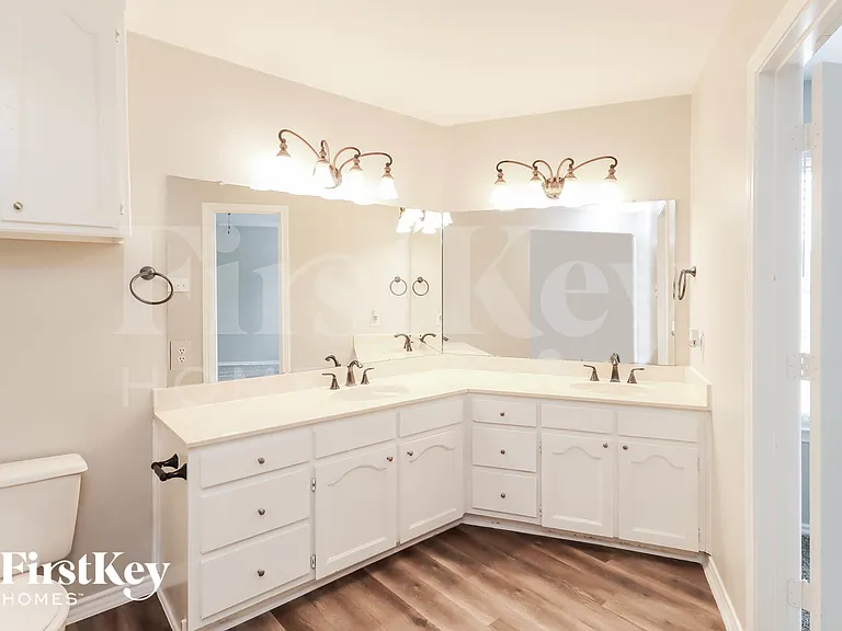 1105 Carrington Ct — Photo 7