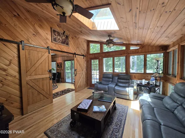 308 Canoebrook Dr, Hawley, PA 18428