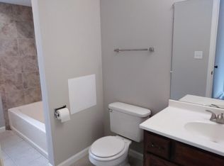 10 Rushmore Rd APT 1, Fox Lake, IL 60020