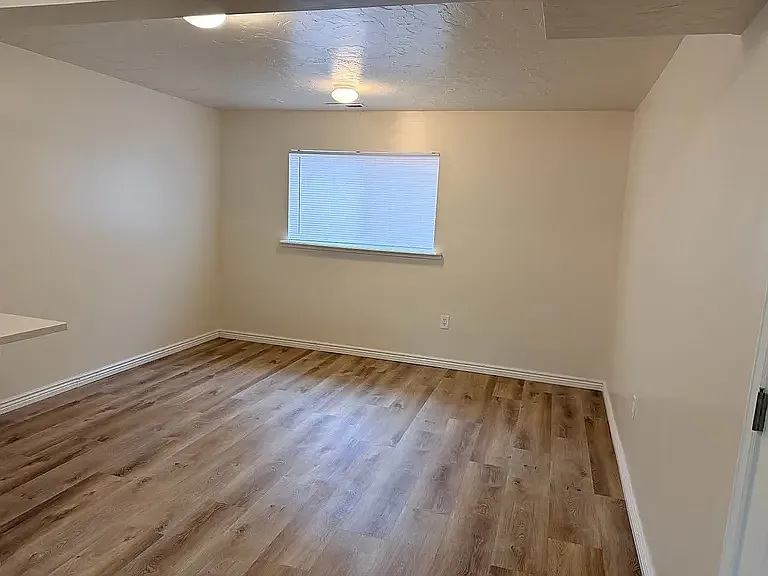 1 bed, 1000 sqft, $1,300 — Photo 3