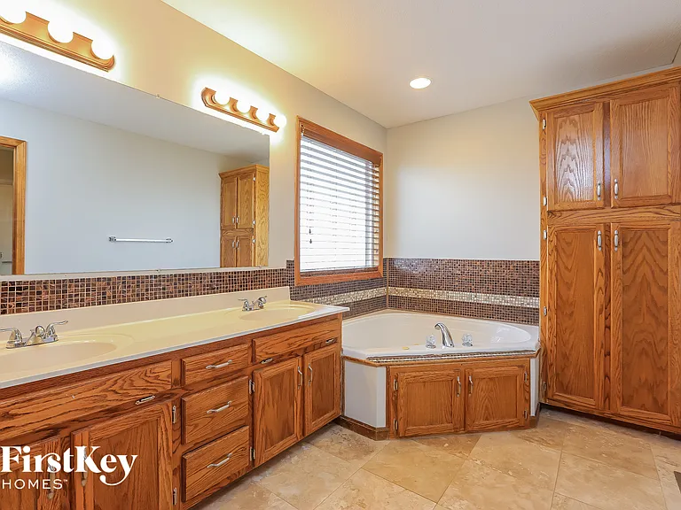 912 Madelyn Dr — Photo 11