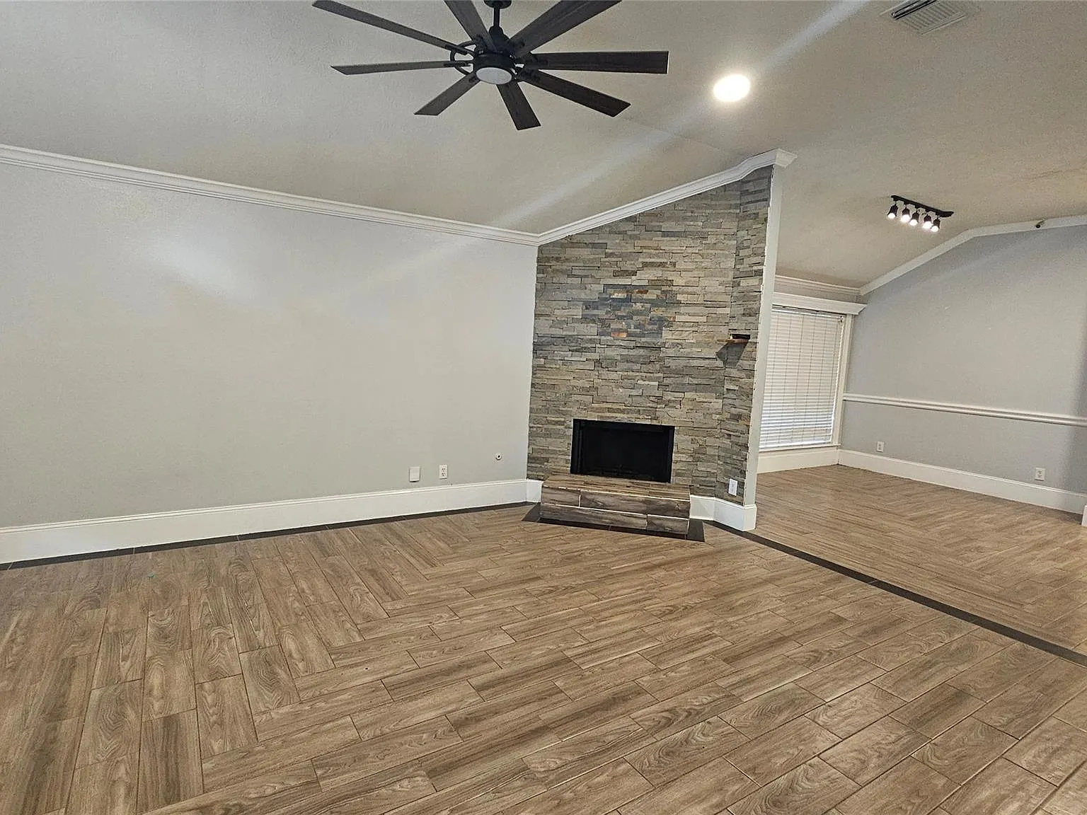 3 bed, 2.0 bath, 1662 sqft, $1,850 — Photo 2