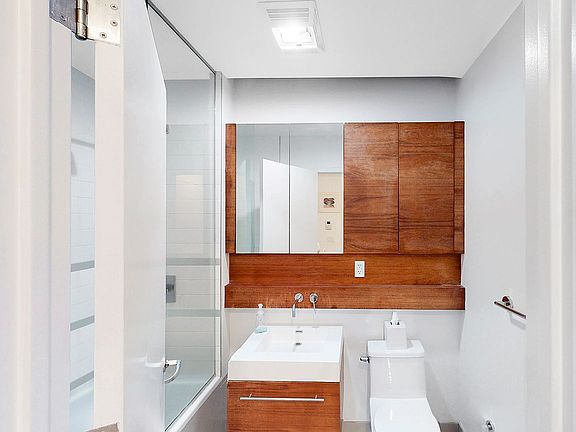 5th image of 333 E 109th St APT 1E