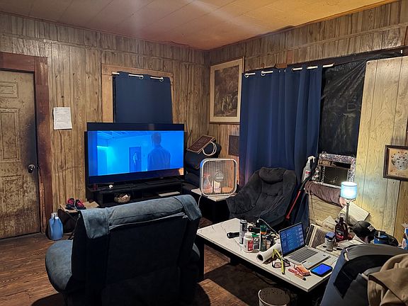 3rd image of 605 Collier St