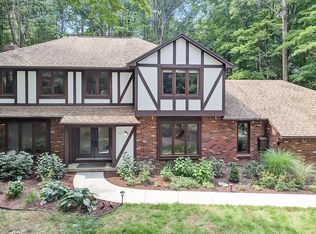 8 Swallow Ln, Orchard Park, NY 14127