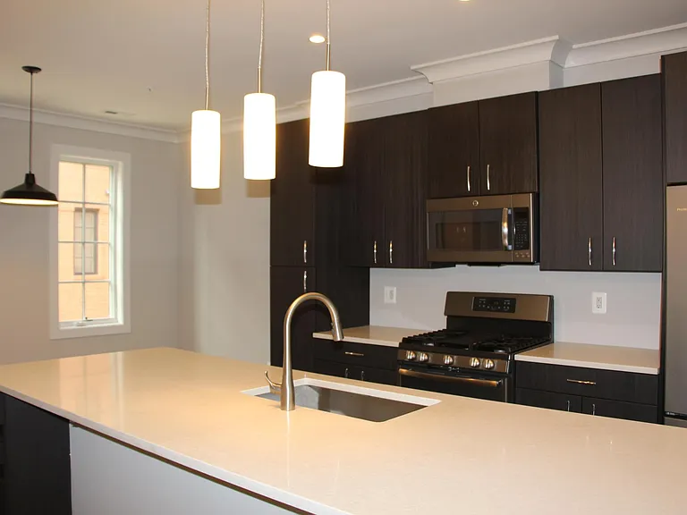 906 N Buchanan St — Photo 7