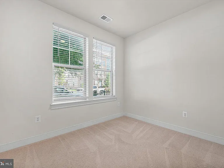 115 Dickenson Dr — Photo 5