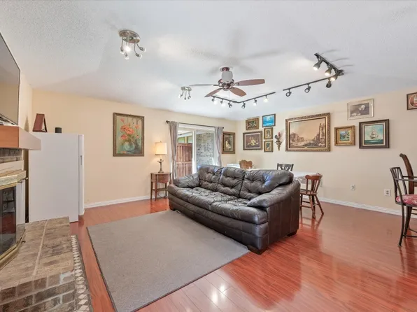 11 Park Ln, Bedford, TX 76021