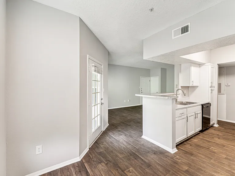 Waterford Creek Apartments — Photo 19
