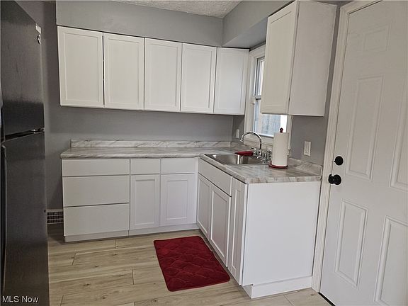 5th image of 13603 Dressler Ave