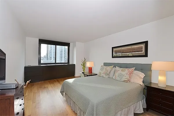 Rented by R New York | media 24