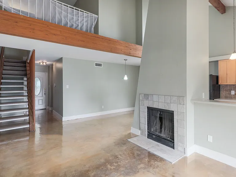 1601A Summer Creek Ct — Photo 2