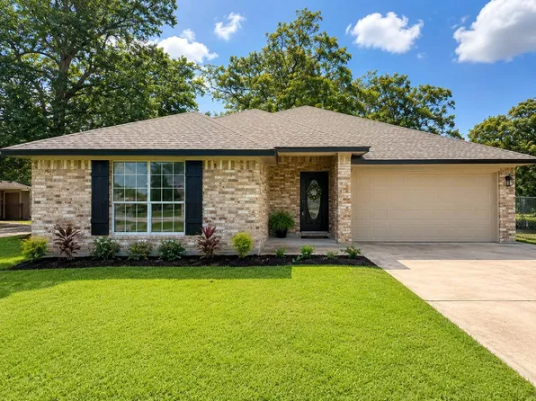 216 Sleepy Hollow Dr, Lake Jackson, TX 77566