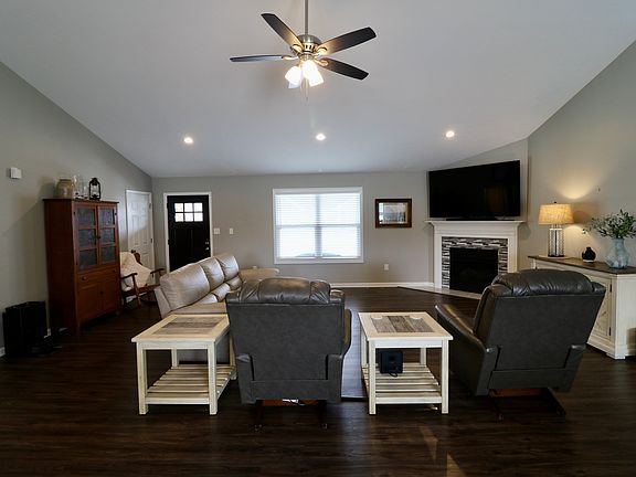 5th image of 157 Bentley Dr