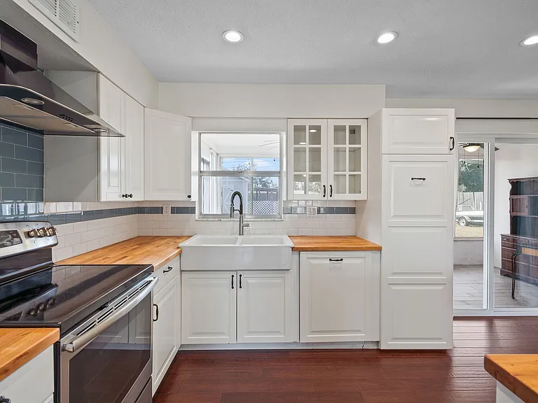 1712 Thomas Dr — Photo 3