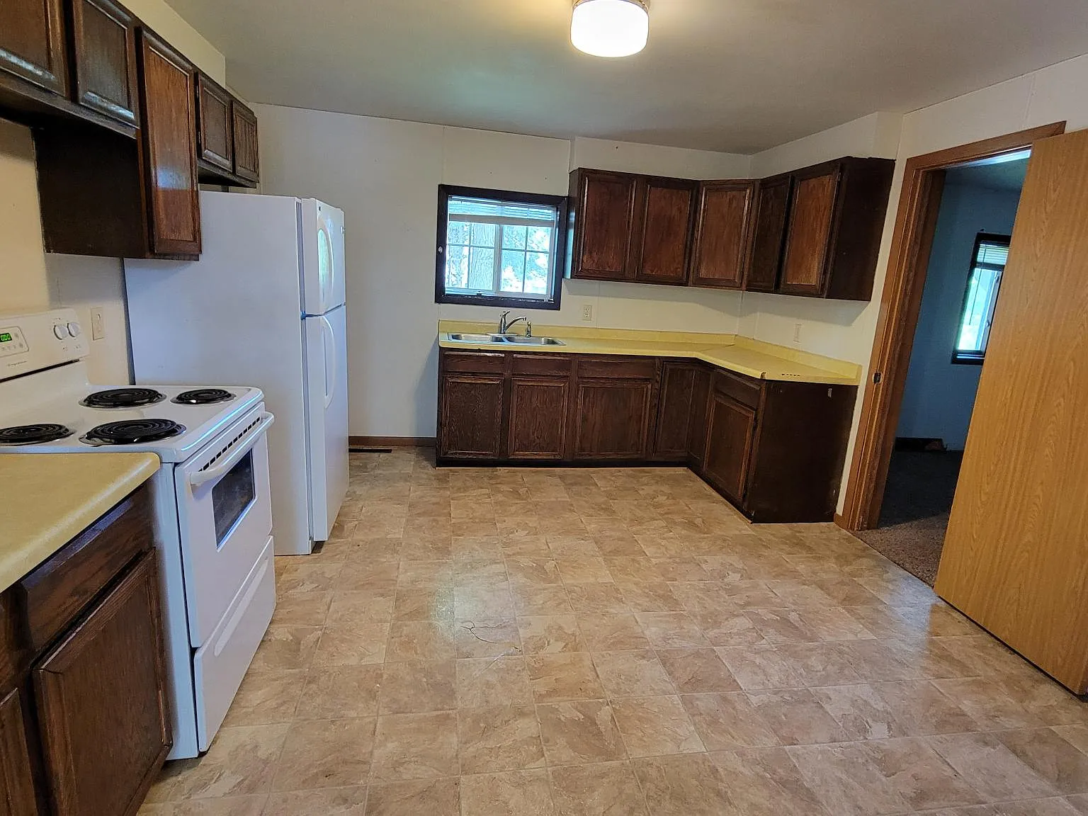 5 bed, 1200 sqft, $940 — Photo 2