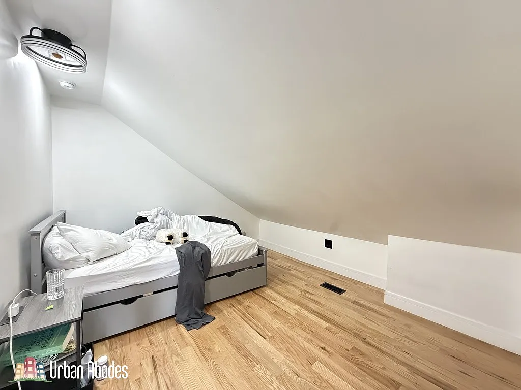 4 bed, 2000 sqft, $3,795 — Photo 4