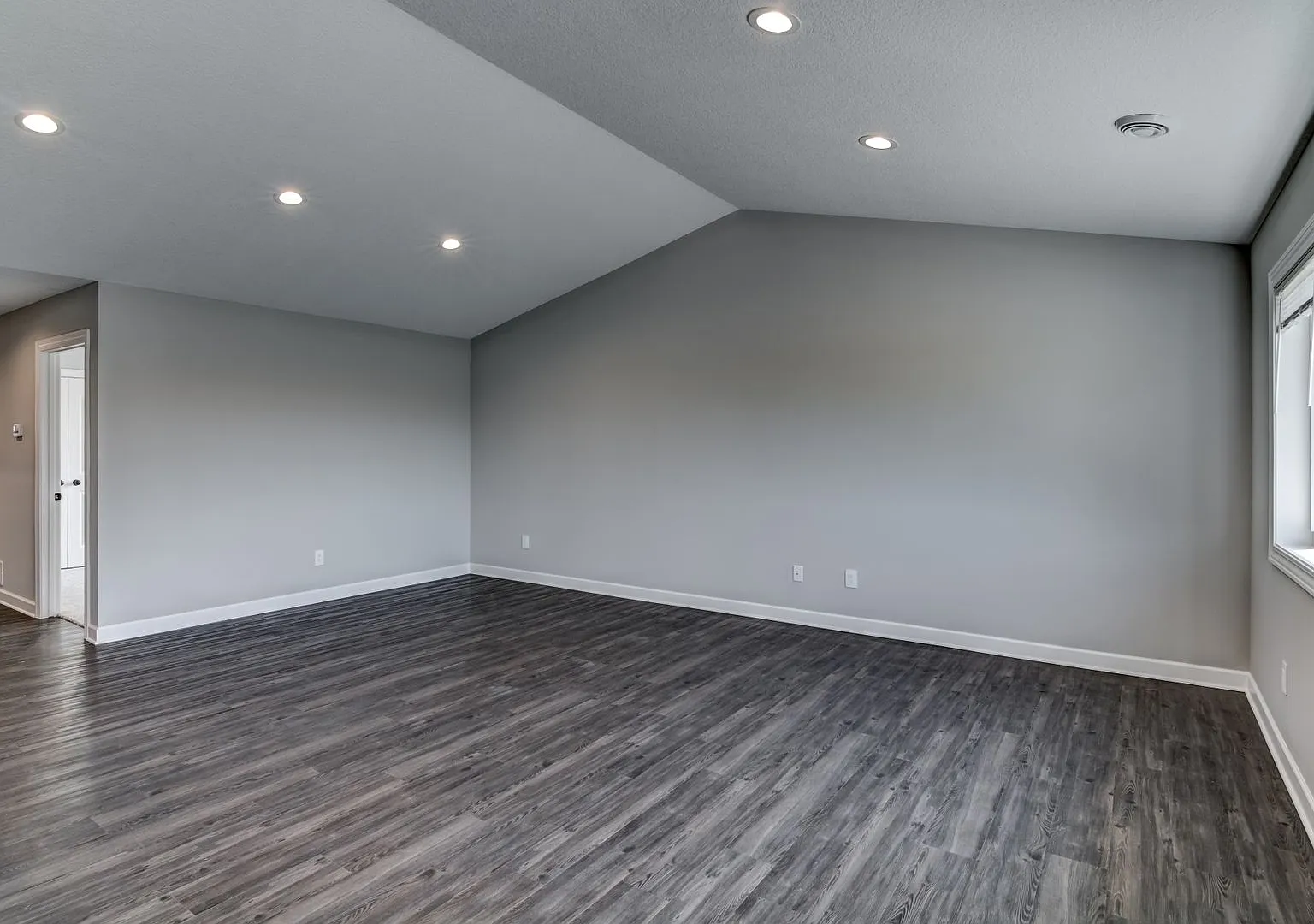 Convenient Location! 3 Bedroom Town Home — Photo 3
