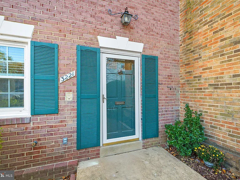 3221 Adams Ct — Photo 2