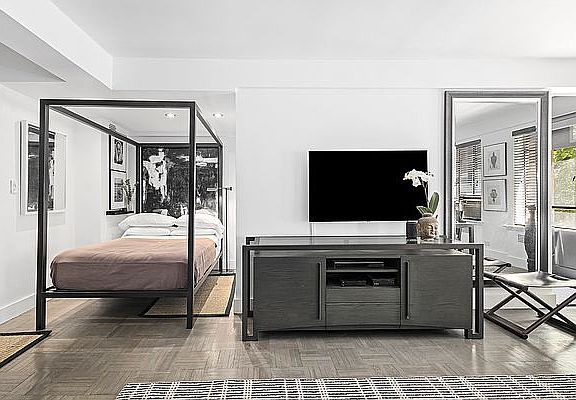 4th image of 45 W 54th St #4D
