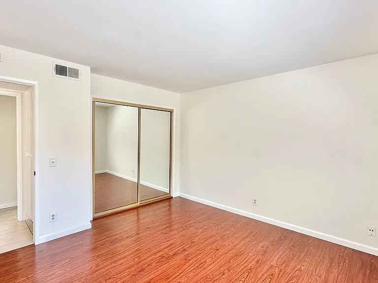 309 Ivy Ter — Photo 10