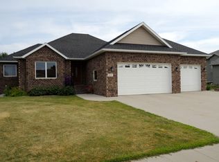 822 Morningside Dr, Casselton, ND 58012