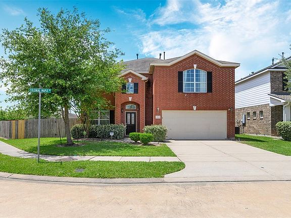 Huge corner lot, plenty of extra road-side parking spaces